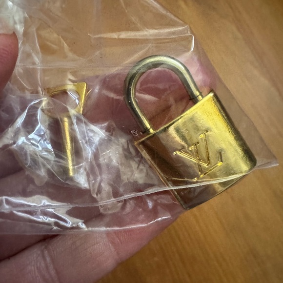 Tan/brown purse with box - Picture 13 of 15